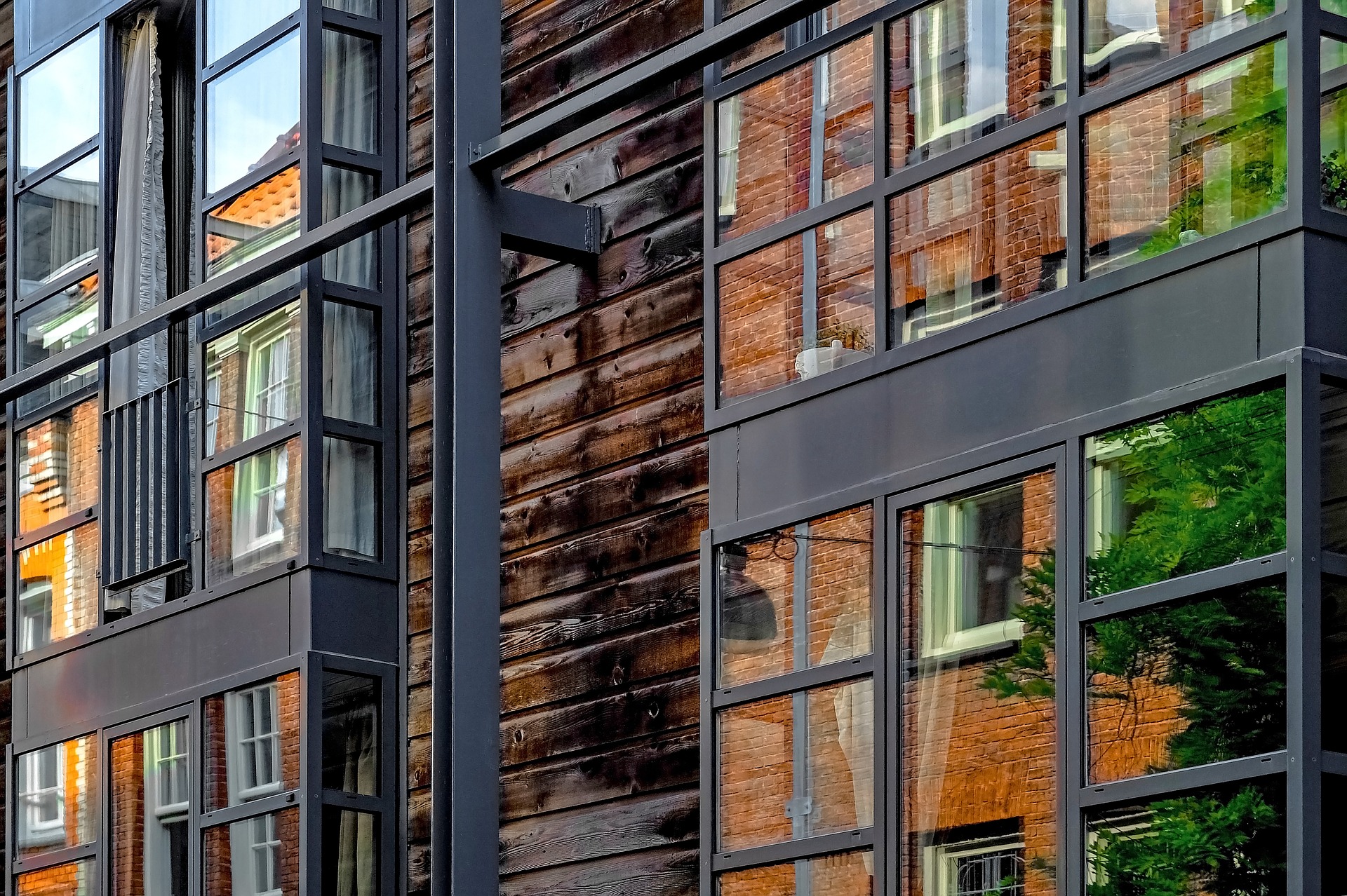 Holz und Glas kombiniert bei einer Hausfassade